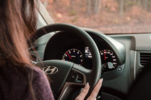 mujer detras del volante